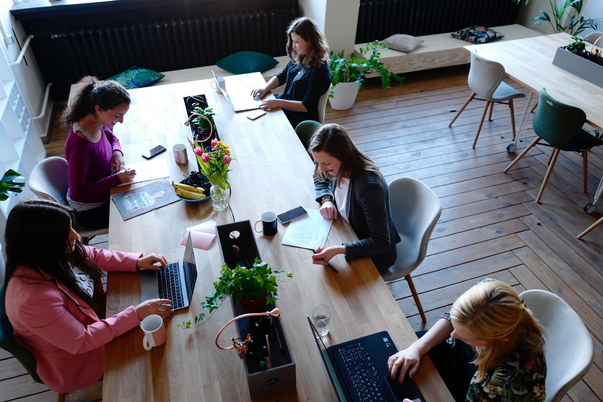 Femmes travaillant autour d'un bureau